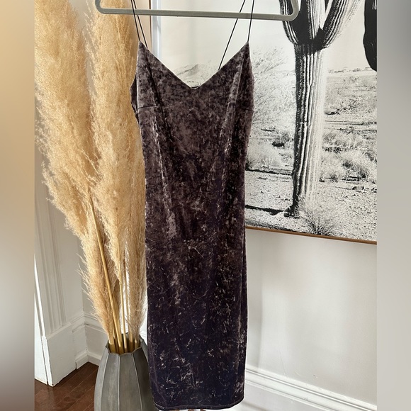 Velvet, midi dress from Charlotte Russe. Size small.Body con with elastic straps - Picture 11 of 11